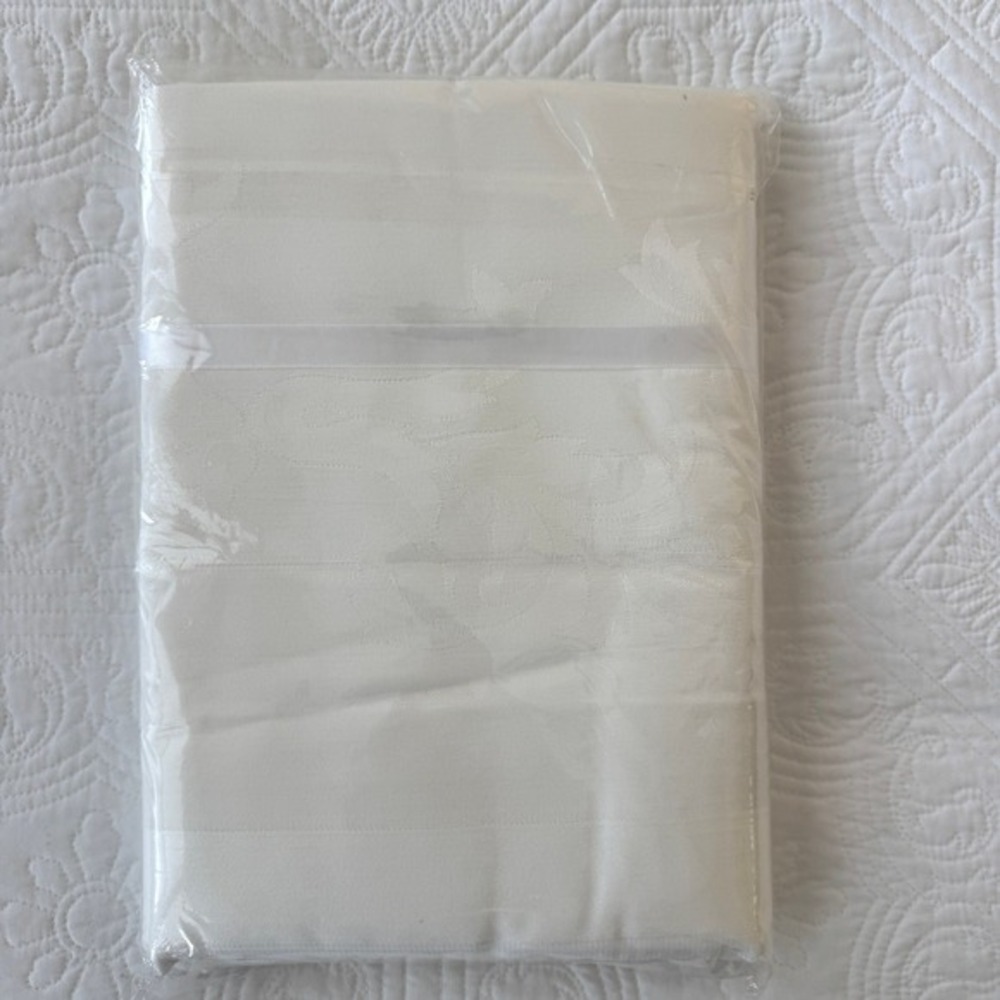 Vienna White Floral Damask Oblong Tablecloth 60x144 Cotton Viscose Made in Czech - Picture 4 of 4